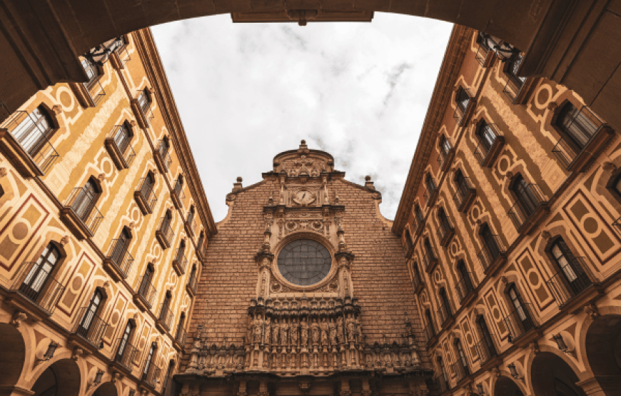 Barcelona to Montserrat Guided Tour with Tickets