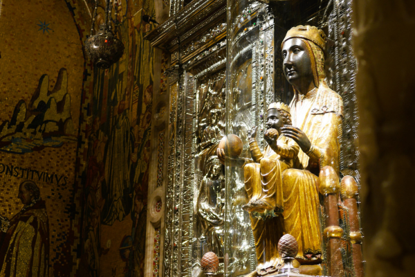 Barcelona to Montserrat Guided Tour with Tickets Included